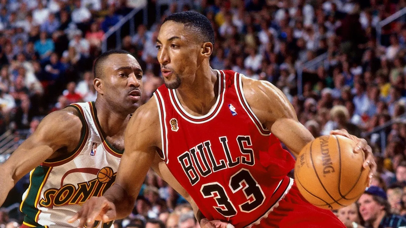 Scottie Pippen en acción con la camiseta de los Chicago Bulls.