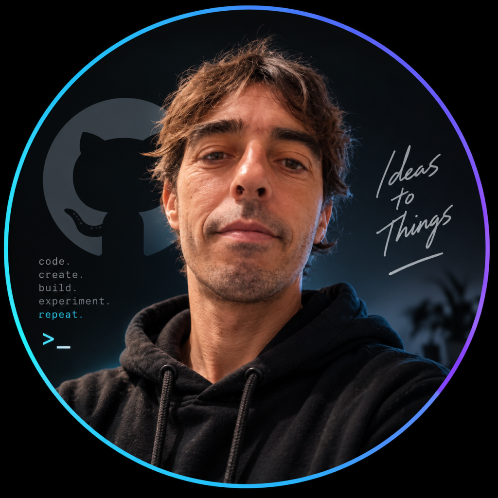 Retrato de desarrollador con hoodie negro, fondo oscuro y texto Ideas to Things y code create build repeat
